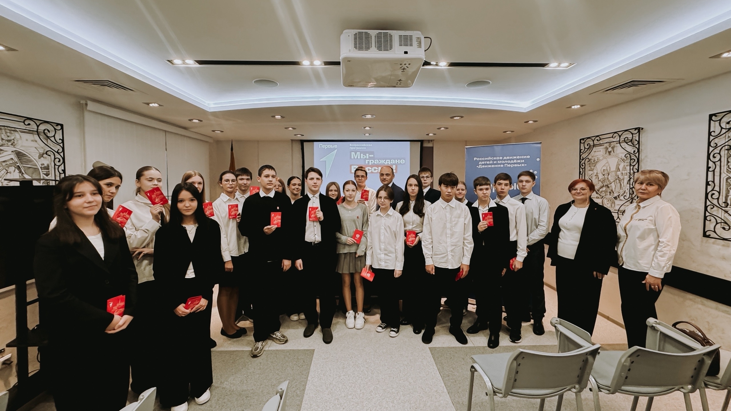 Торжественный день в Сургуте: обучающиеся нашей школы получили паспорта и вступили в «Движение Первых»