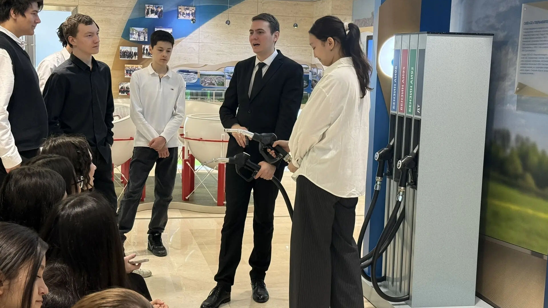 9А и 10А классов посетили музей ПАО «Сургутнефтегаз»